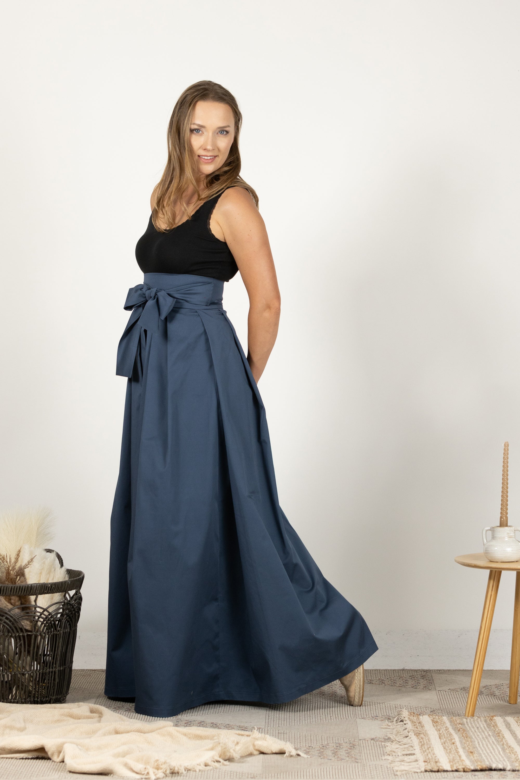 Elegant Relaxed-fit dark blue cotton skirt with elegant pleats