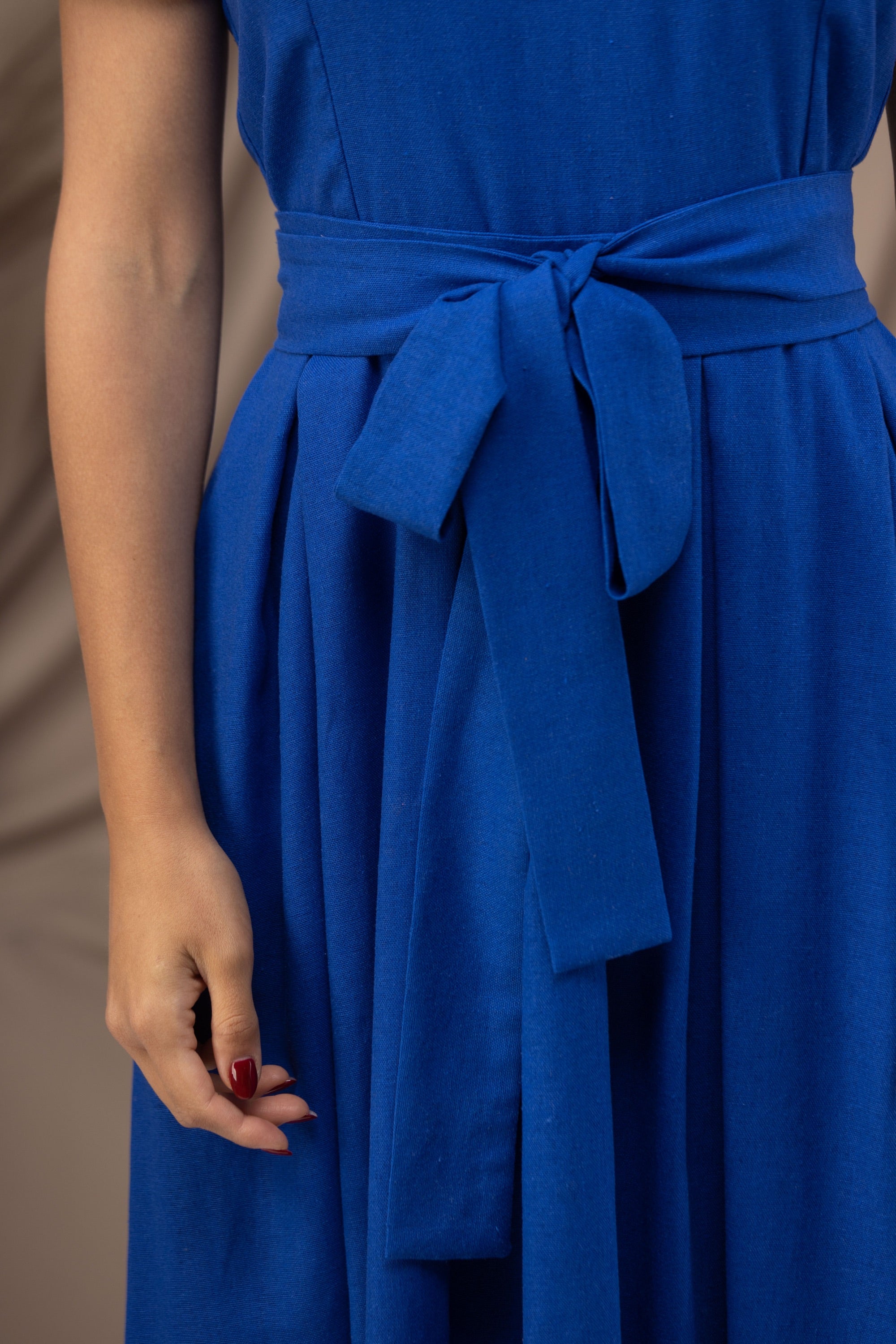 Close-up of Stylish Italian Linen Maxi Dress with Short Sleeves and Tie Closure
