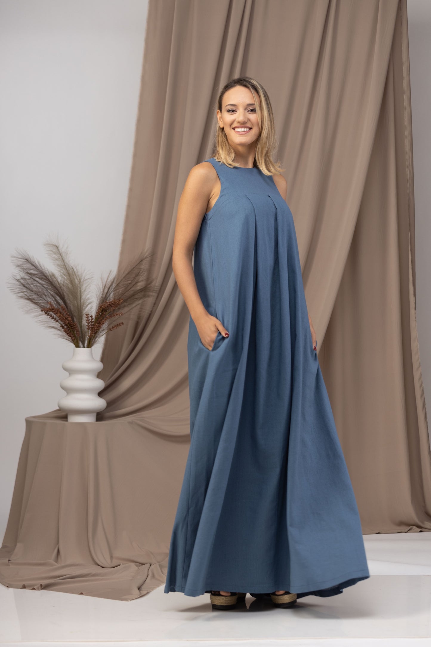 Effortless and stylish Loose Linen Maxi Dress - from NikkaPlace | Effortless fashion for easy living