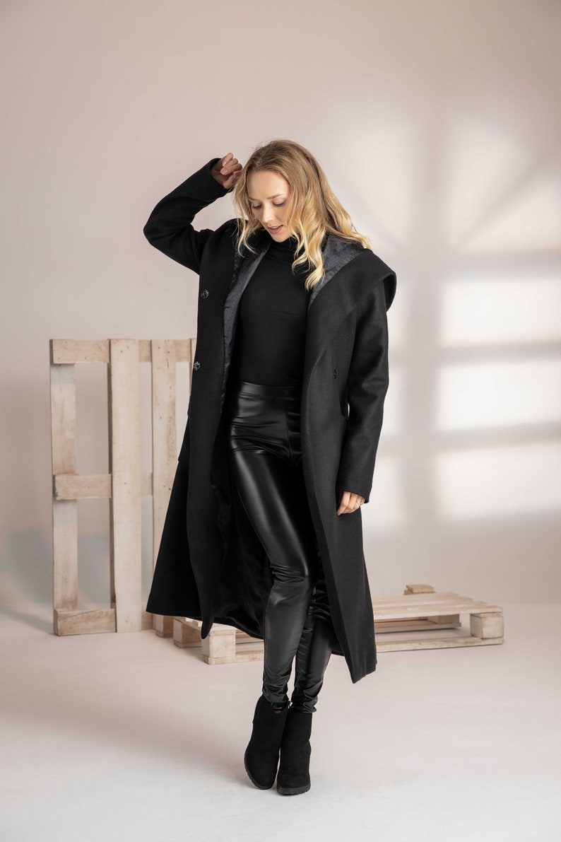 Hooded wool coat with belt and pockets - from NikkaPlace | Effortless fashion for easy living