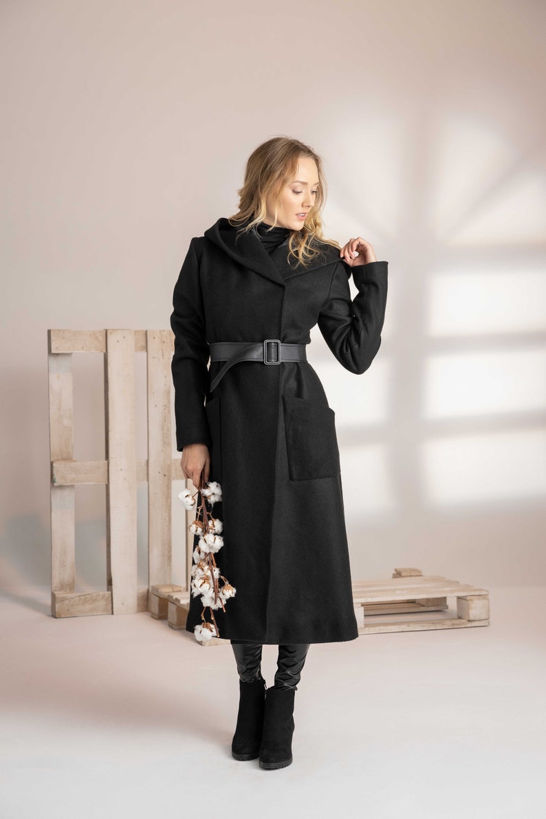 Hooded wool coat with belt and a belt - from NikkaPlace | Effortless fashion for easy living