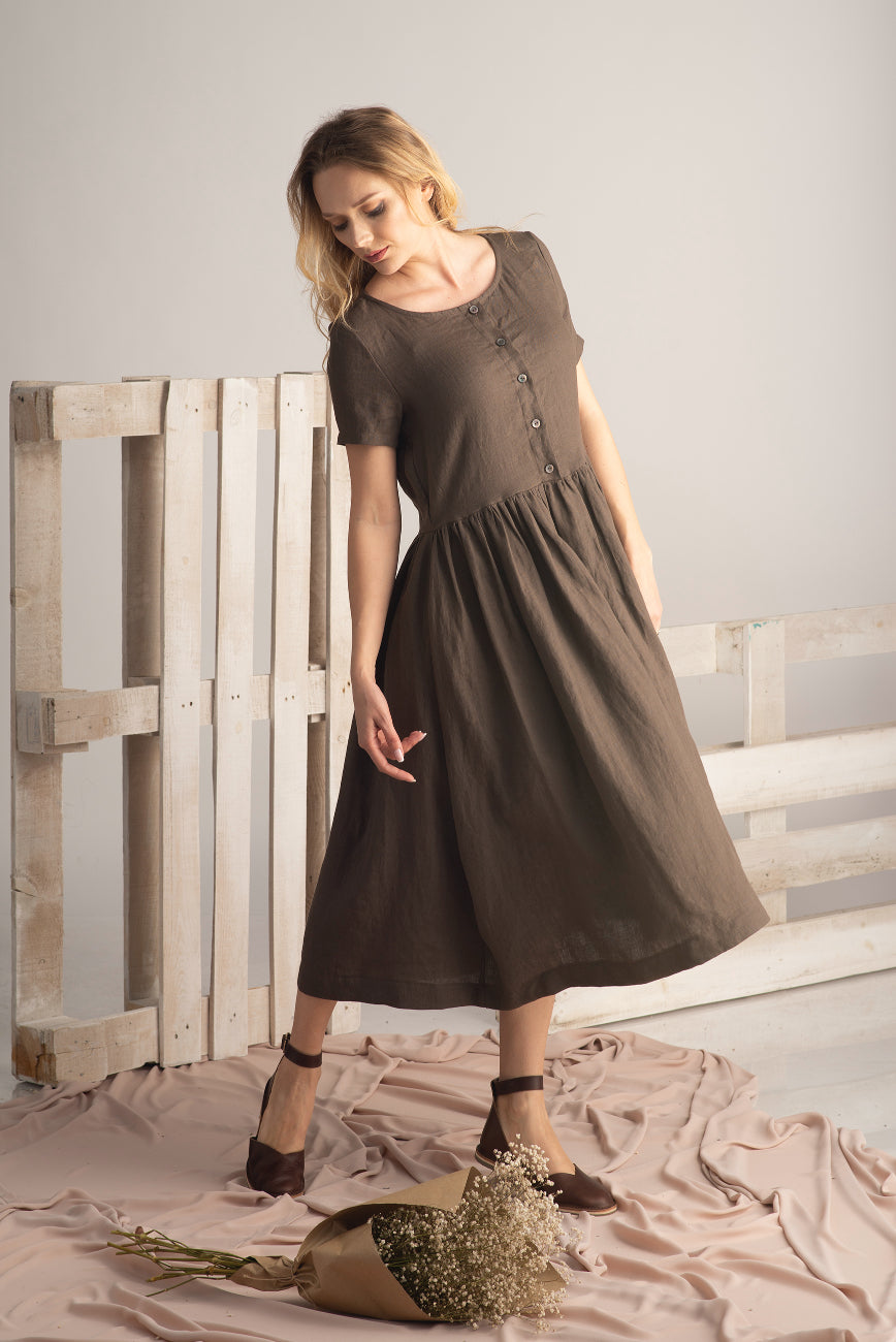 U-neck collar detail of Linen Natural Dress - from Nikka Place | Effortless fashion for easy living